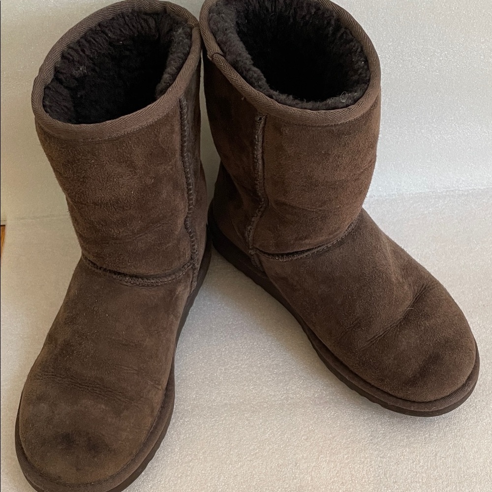 Uggs classic short 5825 Boots - size 6 chocolate brown
